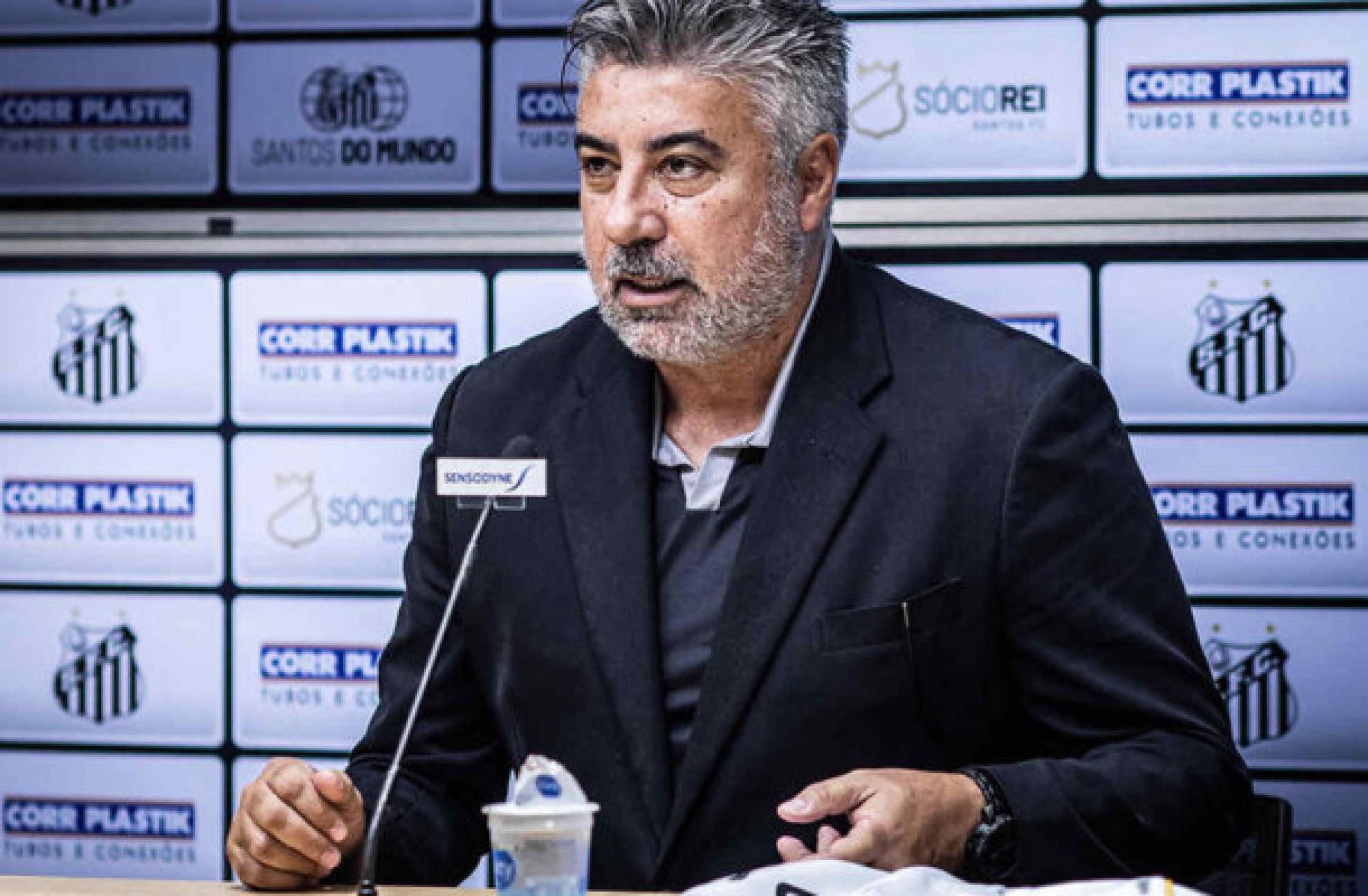 Santos anuncia saída de diretor de futebol e membros da comissão técnica Santos anuncia saída de diretor de futebol e membros da comissão técnica