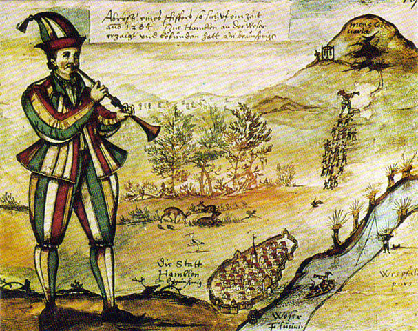 O conto folclórico, reescrito pelos Grimm, é baseado num episódio incomum que aconteceu em 26/06/1284 em Hamilin, quando a cidade estava infestada por ratos. No conto, um flautista consegue encantá-los com uma música mágica e eles vão embora. Mas o prefeito não paga pelo serviço, alegando falta de prova da magia. Dias depois, o flautista faz o mesmo com as crianças. 