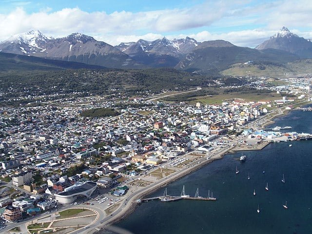 Ushuaia é a cidade mais austral do mundo, ou seja, mais ao Sul. Ainda assim, são cerca de 1.000 km da Antártida.