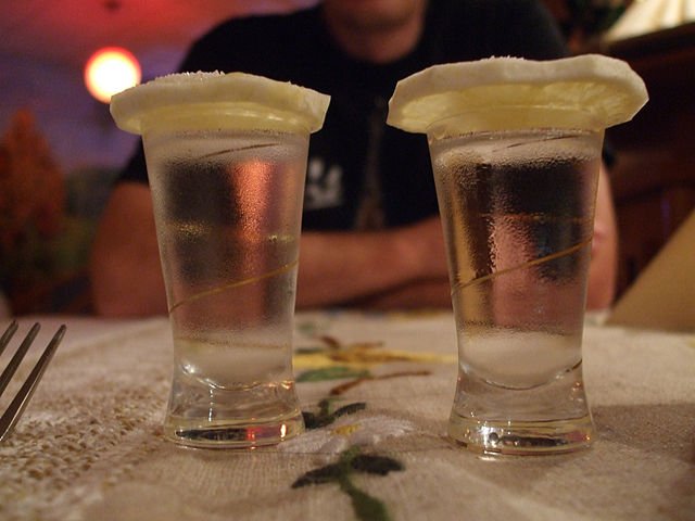 A vodka Ã© frequentemente adicionada com Ã¡gua ou Ã¡lcoois de menor qualidade para reduzir custos e aumentar lucros. A fraude Ã© facilitada pela facilidade de diluiÃ§Ã£o e pela alta demanda por vodka de baixo custo.