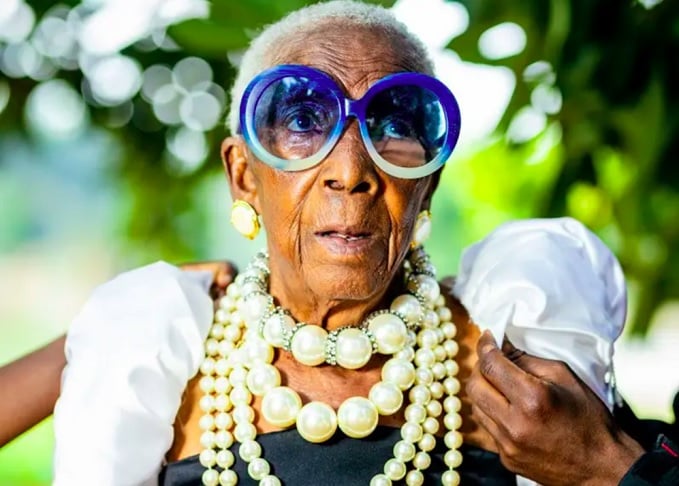 A neta contou que inicialmente ficou nervosa ao postar as primeiras fotos da avó, mas bastaram 10 minutos para a publicação passar de mil curtidas.-divulgação/Luxury Media Zambia