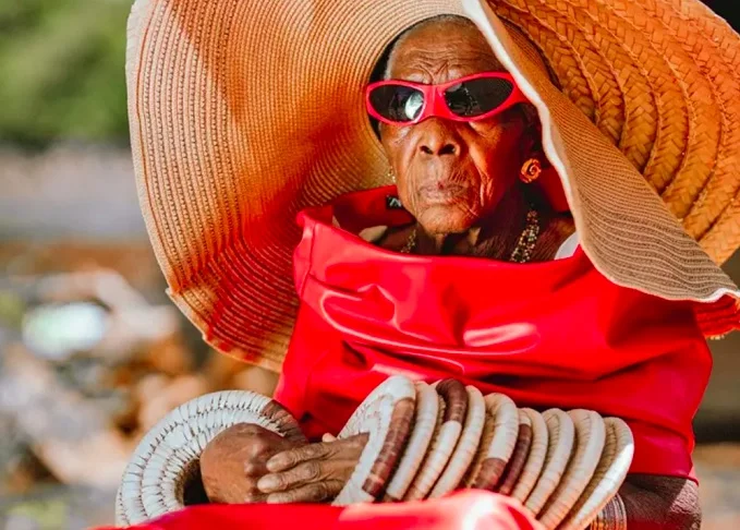 Uma idosa que mora na zona rural da Zâmbia, no sul da África, ganhou fama na internet e se tornou um símbolo de moda e estilo, atraindo elogios e seguidores.-divulgação/Luxury Media Zambia