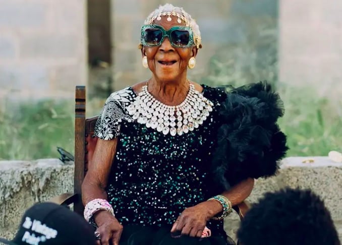 A vovó já conquistou o coração de mais de 115 mil seguidores no Instagram, que acompanham suas fotos cheias de charme e diversão.-divulgação/Kooma Jnr