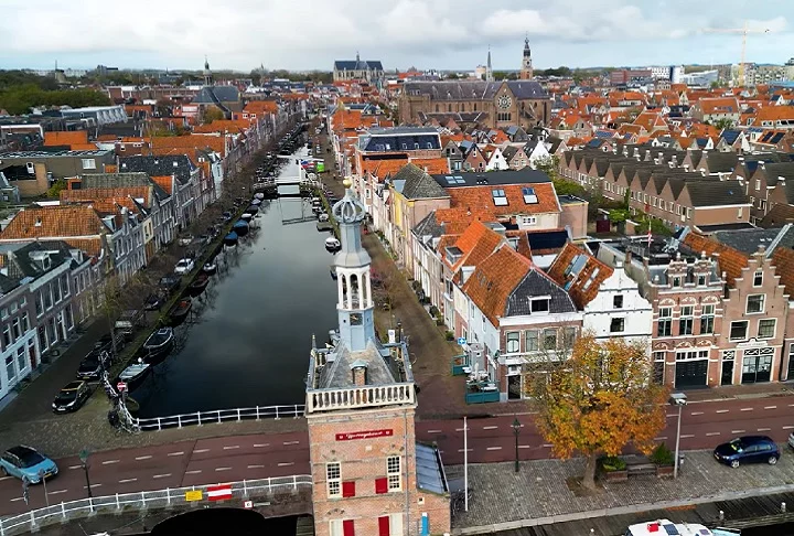 A descoberta foi em Alkmaar,  uma charmosa cidade holandesa conhecida por seu mercado tradicional de queijos, que ocorre desde 1593. Além disso, conta com belos canais, museus e uma rica herança histórica.

