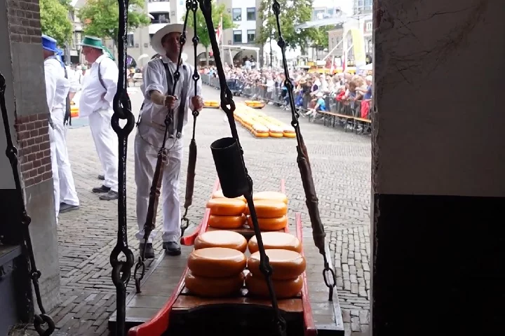 Nessa praça, encontra-se o Waag, um edifício histórico do século 14, onde acontece a tradicional pesagem dos queijos Gouda.