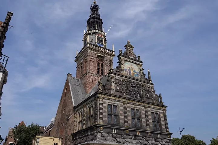 A cidade também é reconhecida por sua arquitetura medieval bem preservada e edifícios históricos, como a Igreja de São Lourenço (Sint Laurenskerk), uma imponente construção gótica do século 15, famosa por seu órgão.