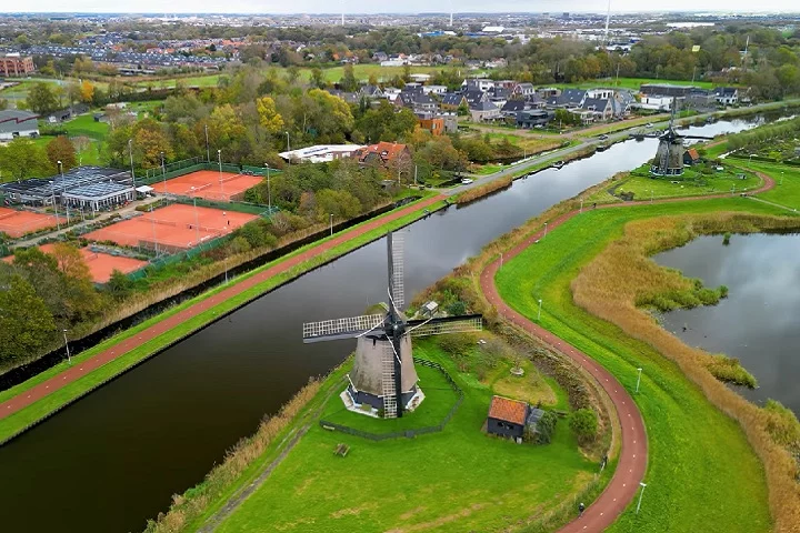 Alkmaar é facilmente acessível a partir de Amsterdã, com uma viagem de trem que leva cerca de 40 minutos, o que a torna uma excelente opção para uma visita de um dia ou um ponto de parada em um roteiro maior pela Holanda.