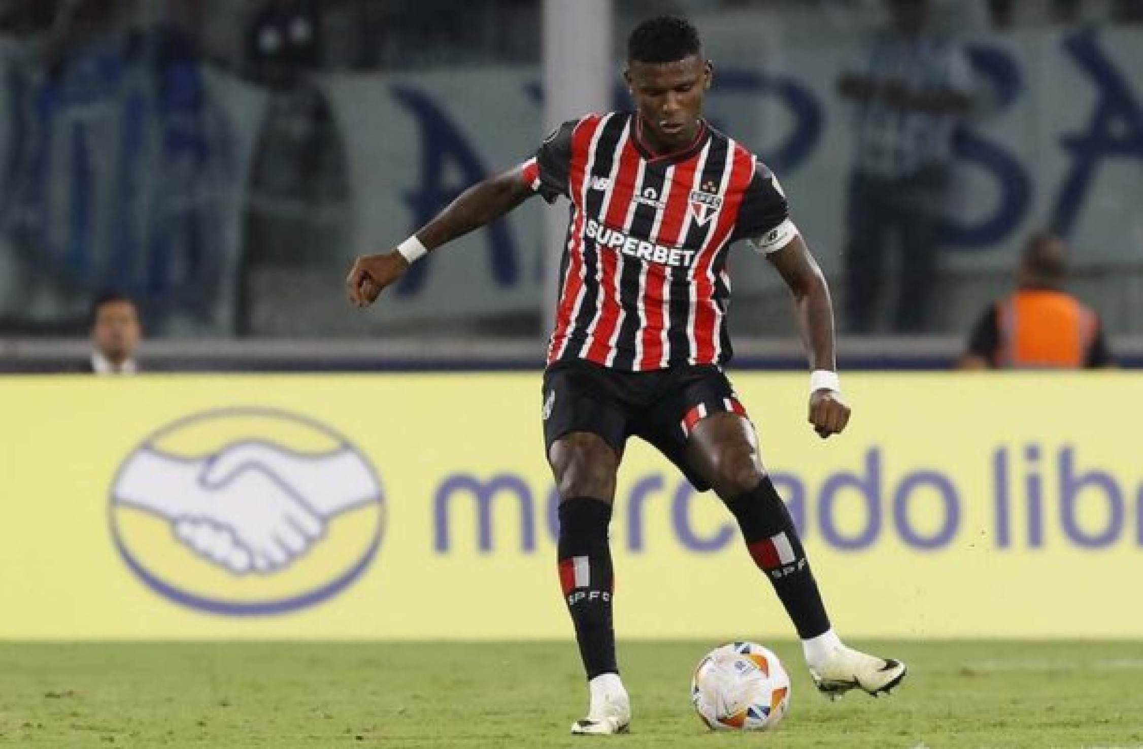Grêmio faz investida pelo zagueiro Arboleda, do São Paulo