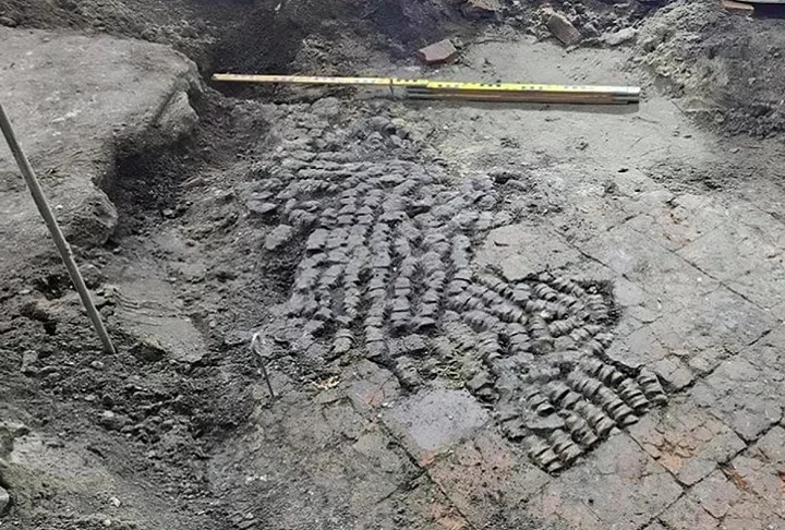 Os arqueólogos identificaram o piso de ladrilhos desgastados, intercalados com ossos de gado cuidadosamente cortados e organizados em um padrão geométrico preciso.