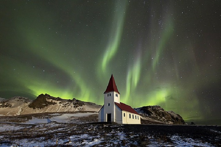 O fenômeno da aurora ocorre na camada da atmosfera chamada de termosfera, uma faixa que fica a até 500 km de altura, onde o ar é escasso e, por isso, absorve facilmente a radiação solar, atingindo temperaturas próximas a 1.000ºC . É a camada mais quente da atmosfera.