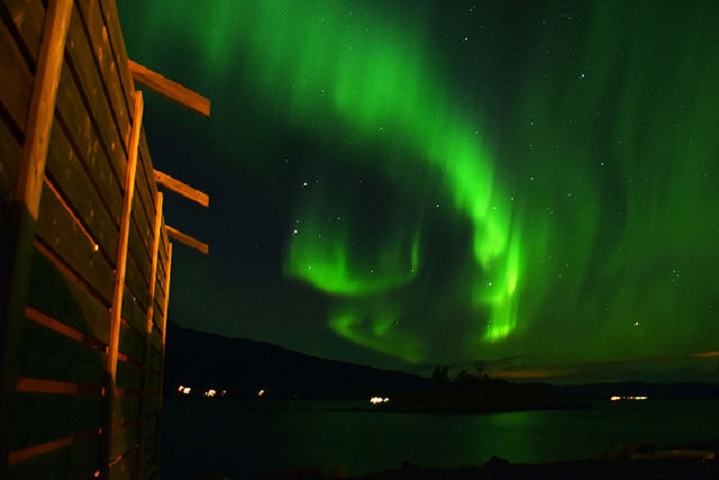 A possibilidade de ver a aurora boreal no mar aberto é maior por não existir poluição luminosa que atrapalhe a visualização do fenômeno.