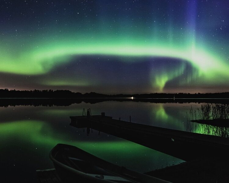 A aurora boreal é um dos fenômenos naturais mais deslumbrantes do planeta. As Northern Lights, como são chamadas em inglês, são luzes de cores vibrantes no céu, que se intensificam especialmente entre setembro e março. 