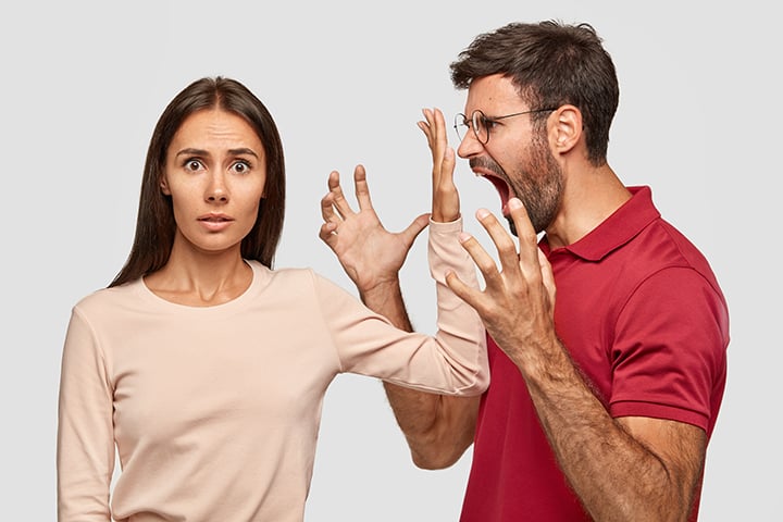 Em alguns casos, como os de ameaÃ§a e atÃ© agressÃ£o fÃ­sica, Ã© fundamental ir Ã  delegacia e denunciar. TambÃ©m Ã© importante que se vocÃª perceber que estÃ¡ tendo essas atitudes opressoras, pare imediatamente de fazer. Se estÃ¡ na dÃºvida, converse com seu parceiro (a). -Freepik