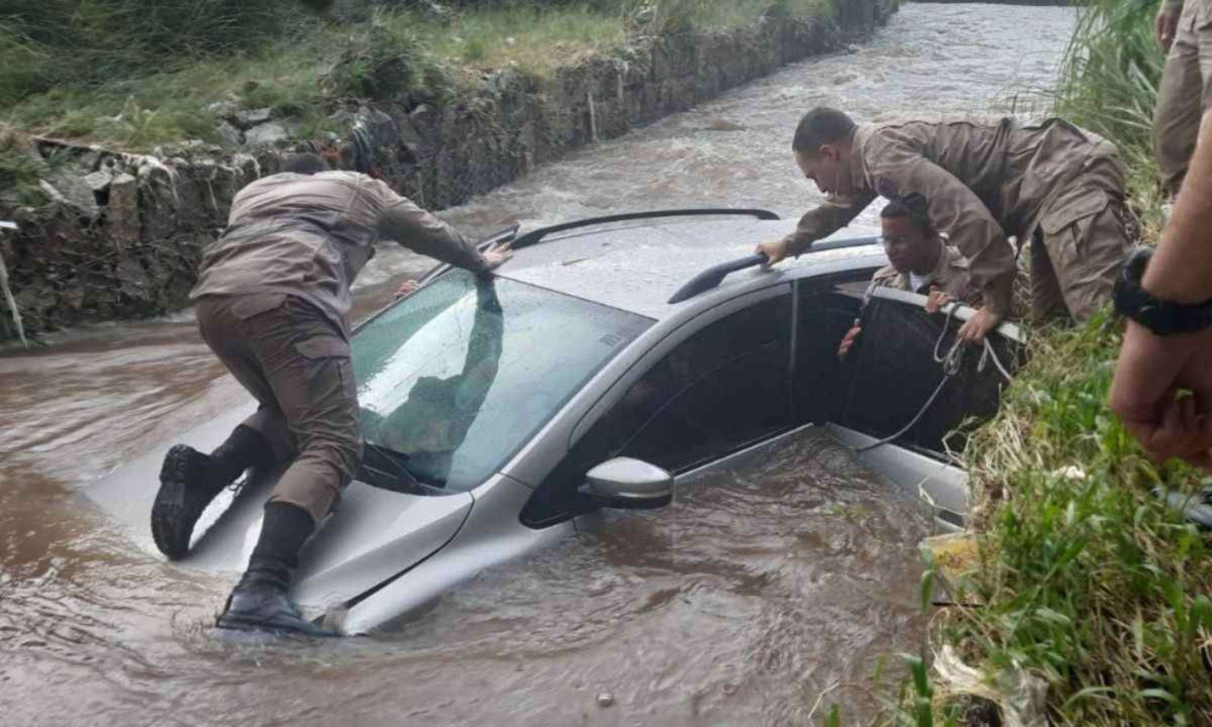 Idoso é resgatado de carro que caiu em rio de Betim