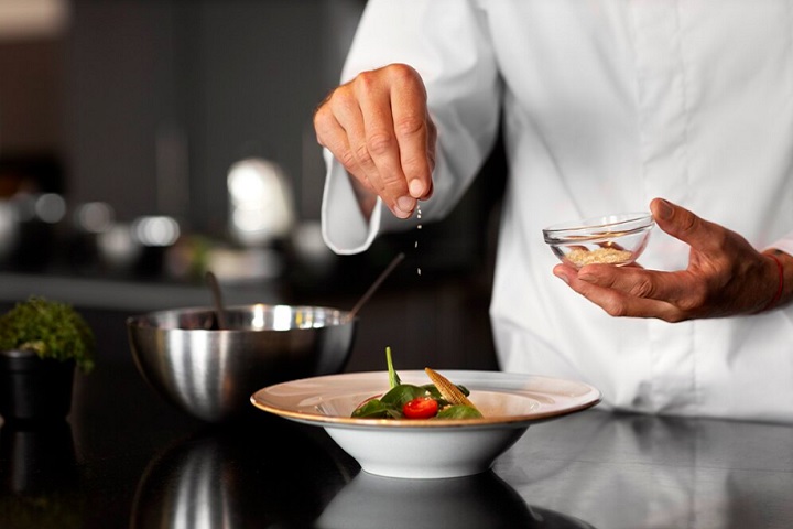 Já o reconhecimento de duas facas, que destaca chefs com prestígio internacional, foi atribuído a sete brasileiros; são eles: