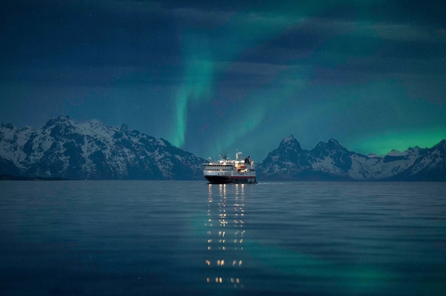 A aurora boreal é uma sensação nos pacotes de viagem na região do Ártico. Recentemente, a linha de cruzeiros Hurtigruten divulgou uma 