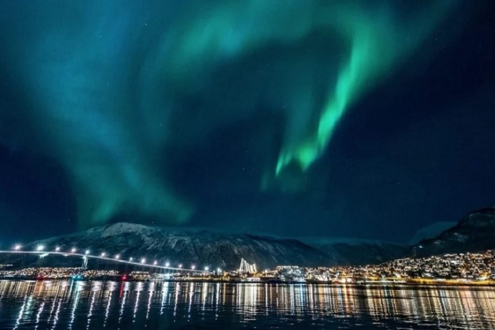 As luzes do norte são particularmente espetaculares na costa da Noruega, que fica acima do Círculo Ártico e dentro da alta faixa de visibilidade auroral.