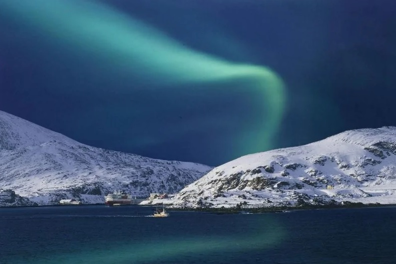 O objetivo foi criar uma arquitetura semelhante ao espetáculo da aurora boreal, luzes coloridas naturais que se espalham pelo horizonte, causando um efeito espetacular que encanta os habitantes locais e também turistas do mundo inteiro. 