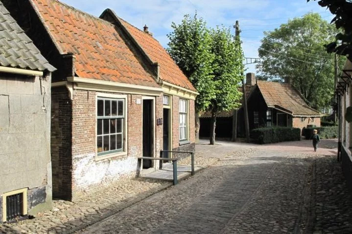 Apesar de rara, essa abordagem já foi registrada em outras cidades da Holanda, como Hoorn, Enkhuizen (foto) e Edam. Todas são cidades históricas conhecidas por suas tradições marítimas e vínculos com a Era de Ouro Holandesa. Todas possuem belos canais, edifícios históricos bem preservados e cultura ligada ao comércio e à pesca