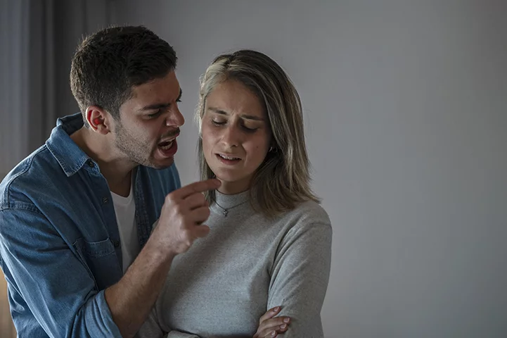 Um assunto sobre a convivência entre as pessoas e sempre preocupa é o  relacionamento tóxico. Como identificar os indícios do abuso? Como evitar?  No BBB 23, inclusive, um caso chamou atenção e teve repercussão: o relacionamento entre Gabriel Fop e Bruna Griphao. -Freepik