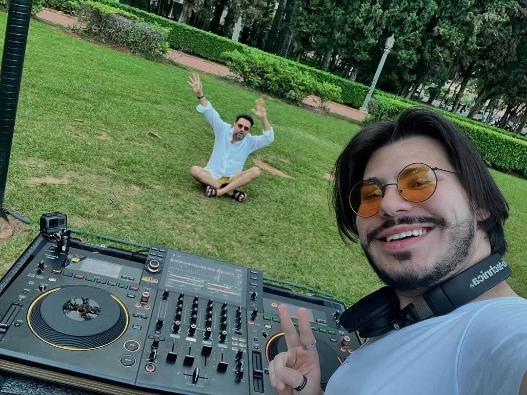 “Existem pessoas que valem mais que multidões. Obrigado por ser meu grande fã e telespectador meu”, escreveu o DJ em publicação no Instagram. 

