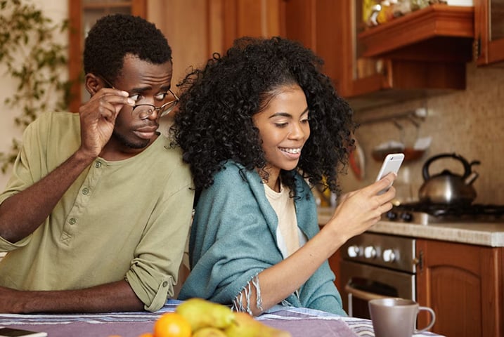 Outra coisa grave é a pessoa exigir que a vítima dê suas senhas das redes sociais, além de aparelhos como celular e computador. -Freepik