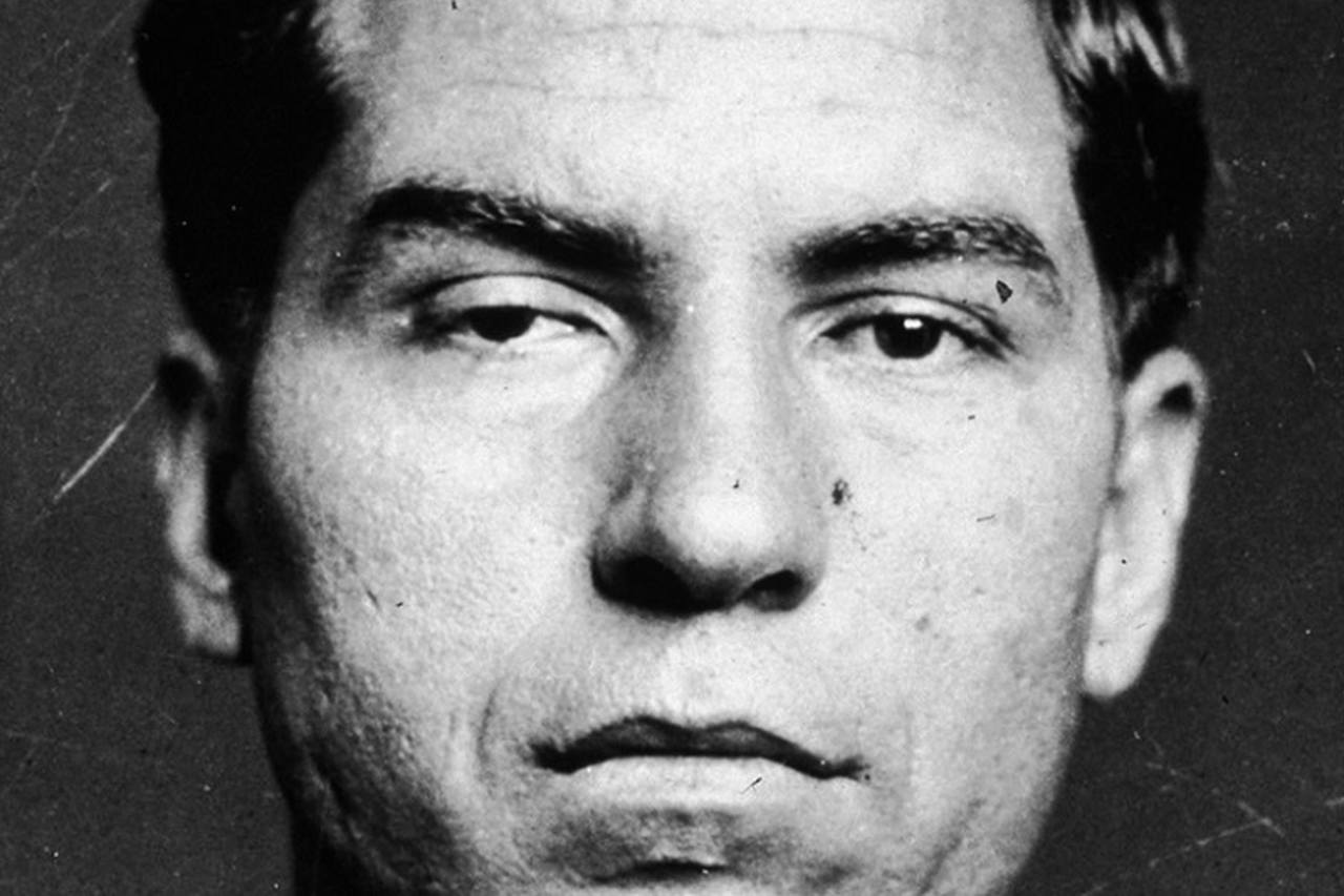 Lucky Luciano - Um dos nomes mais poderosos e influentes da Máfia em toda a história, Salvatore Lucania (Lucky Luciano) nasceu em 1897 na Sicília. Foi preso pela primeira vez com apenas 10 anos, sendo que anos depois já ingressava na gangue Five Points. 