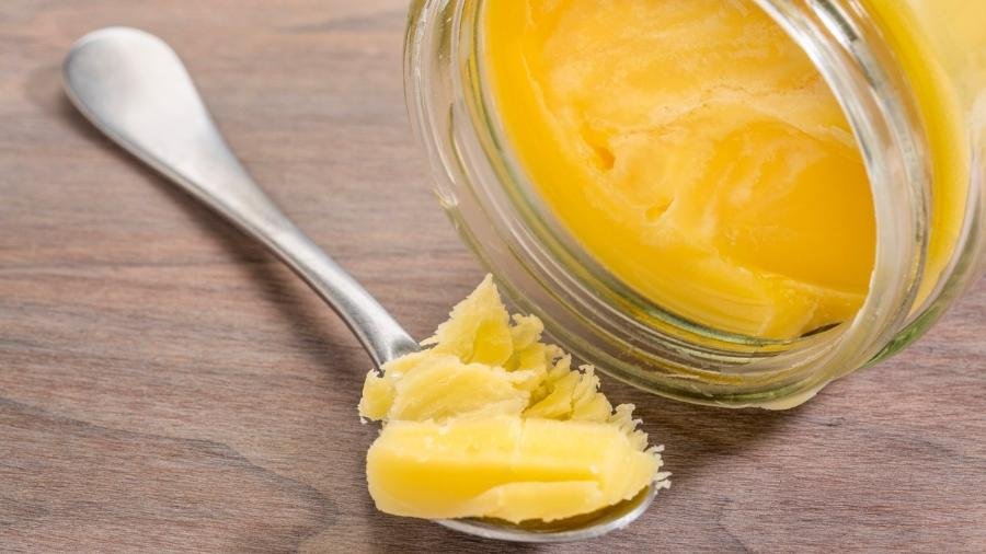 O ghee (manteiga clarificada) é adulterado com gorduras vegetais ou outros tipos de manteiga para reduzir custos. A fraude é motivada pelo valor elevado do ghee puro e pela alta demanda.