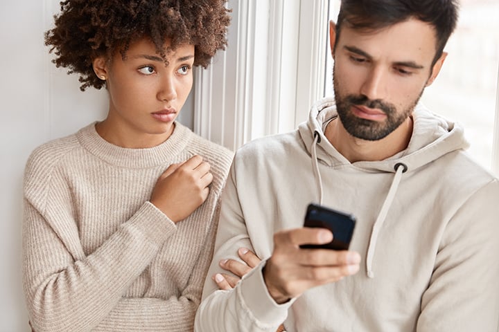 O ciúme excessivo é uma das características de uma relação abusiva. O ciúme é tanto que até pessoas de fora do relacionamento podem perceber. Isso também pode prejudicar a autoestima das vítimas, que acham que estão errando e dando margem para acreditarem em traição. -Freepik