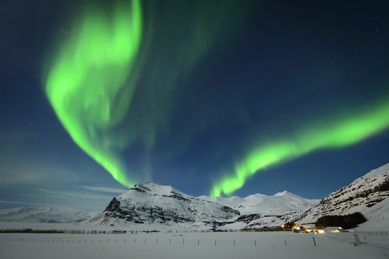 No hemisfério sul, o fenômeno da aurora luminosa ocorre no continente da Antártida. Portanto, a boreal é muito mais acessível e badalada. 