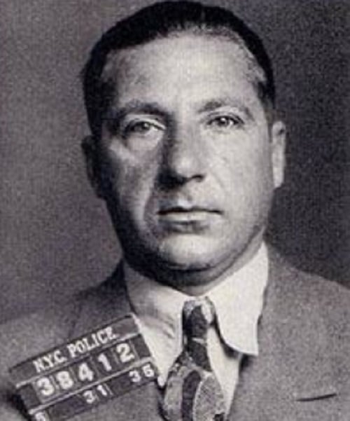 Frank Costello - Italiano, esse famoso mafioso nasceu com o nome de Francesco Castiglia. Sobrevivente da temida Guerras dos Gângsteres, Costello ganhou o apelido de 