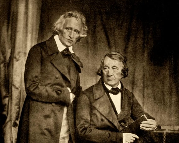 Jacob e Wilhelm nasceram no Condado de Hesse-Kassel, na Alemanha, em 1785 e 1786, respectivamente.  E seguiram juntos os mesmos os.Em meio às transformações sociais e políticas numa época de guerras napoleônicas, eles usaram o folclore e a tradição oral locais para exaltar a cultura nacional. 