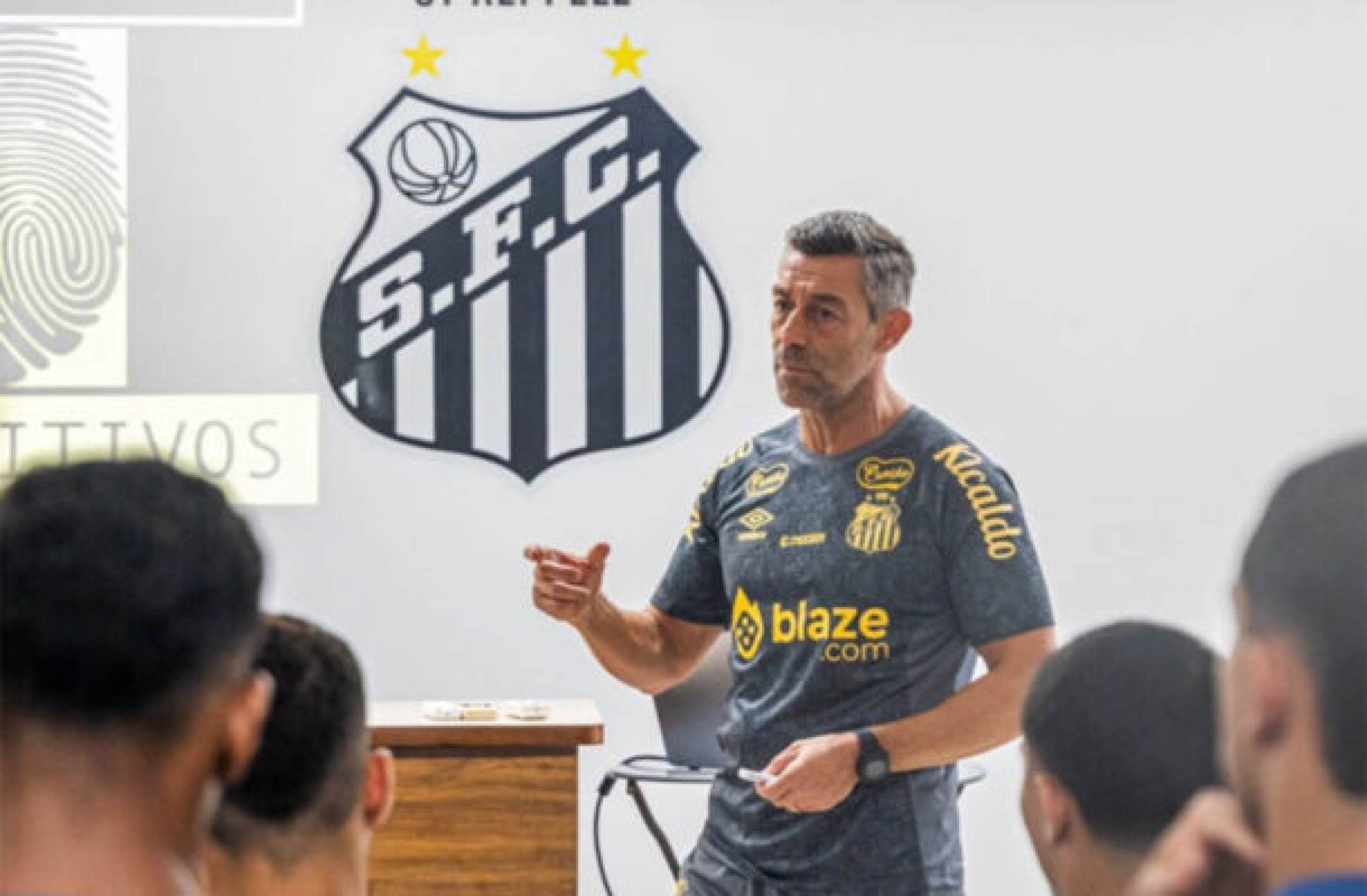 Jogadores do Santos têm primeiro contato com o técnico Pedro Caixinha