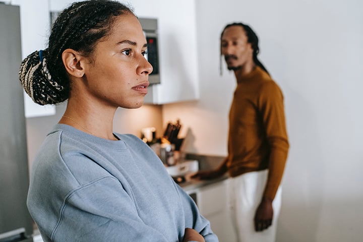 Ainda nessa linha, há as ameaças, que causam um efeito emocional e psicológico devastador.  São ameaças de denúncias (muitas vezes infundadas) e de términos de relacionamentos, entre outros. -pexels