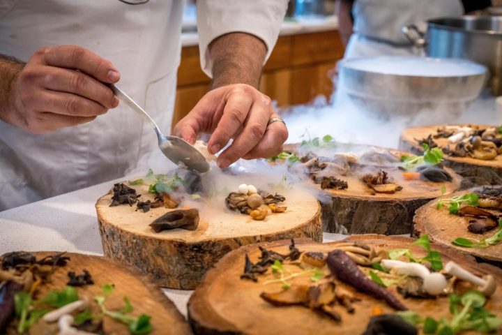 Esse sistema é semelhante ao de estrelas, comumente utilizado para avaliar restaurantes e hotéis. Ou seja, quanto mais facas um chef recebe, maior é sua pontuação.