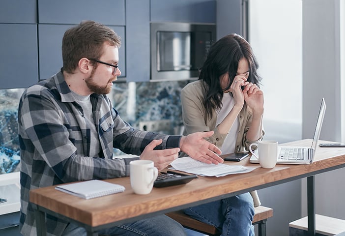 Também é comum que o agressor exija que a vítima não se encontre com familiares e amigos pelo simples fato de não querer, seja por simples antipatia ou ciúmes. -pexels