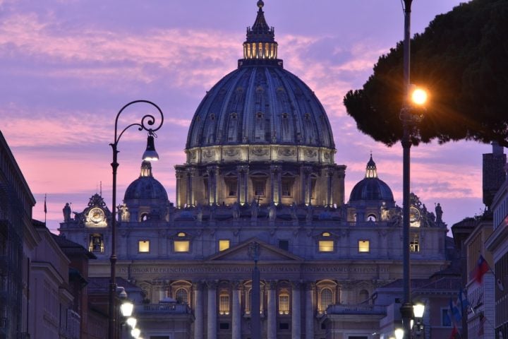 Banco do Vaticano: O Instituto para as Obras de Religião (IOR), mais conhecido como Banco do Vaticano, é uma instituição financeira única, usada para o gerenciamento de fundos da Igreja Católica.