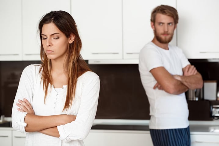 O abuso financeiro, uma linha do abuso psicológico, também é comum neste tipo de relação. O abusador quer controlar os gastos da vítima, mas também pedir um dinheiro emprestado e não devolver. -Freepik