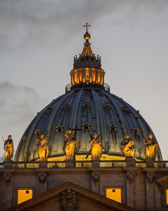 Aliás, a cúpula da Basílica, desenhada por Michelangelo, é uma das maiores e mais belas do mundo, e ainda oferece uma vista panorâmica de Roma.