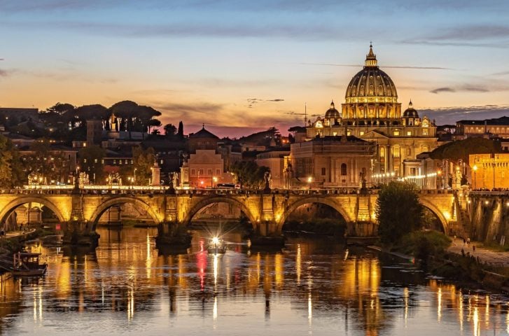 O Estado da Cidade do Vaticano (como é oficialmente conhecido) é o menor país independente do mundo, tanto em termos de área quanto de população — hoje, são aproximadamente 1.000 habitantes.