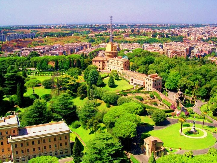 Jardins do Vaticano: Ocupando quase metade da área da cidade-estado, os Jardins do Vaticano são uma área verde reservada para o Papa e seus convidados, com belas fontes, esculturas e uma vasta biodiversidade.