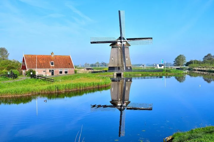 Com uma população de aproximadamente 110 mil habitantes, Alkmaar tem uma atmosfera tranquila e é rica em história. É famosa por seu tradicional mercado de queijos.