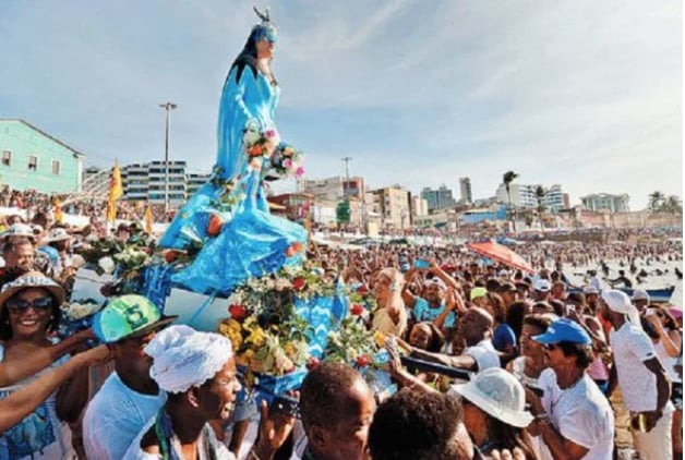 Os devotos de Iemanjá e Nossa Senhora dos Navegantes acreditam que as duas divindades são equivalentes, e que ambas podem proteger os marinheiros e pescadores do perigo. 