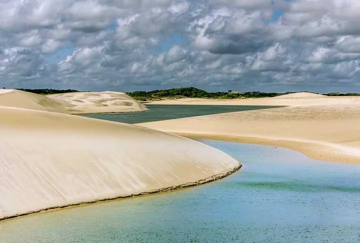 Apesar de não serem a primeira opção de hospedagem de muitos turistas, as lagoas de Santo Amaro são lindas e impressionantes. E a vantagem é que o tempo de deslocamento da cidade até os locais de passeios é bem menor, já que Santo Amaro está praticamente dentro do Parque Nacional.