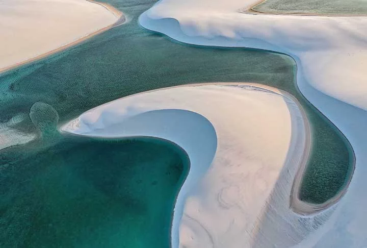 Inserido no bioma costeiro marinho e cerrado, o parque é um expoente dos ecossistemas de mangue, restinga e dunas, associando ventos fortes e chuvas regulares. Sua grande beleza cênica, aliada aos passeios de ecoturismo pelos campos de dunas e à possibilidade de banhar-se nas lagoas e observação do céu noturno, atraem turistas de todo o mundo.