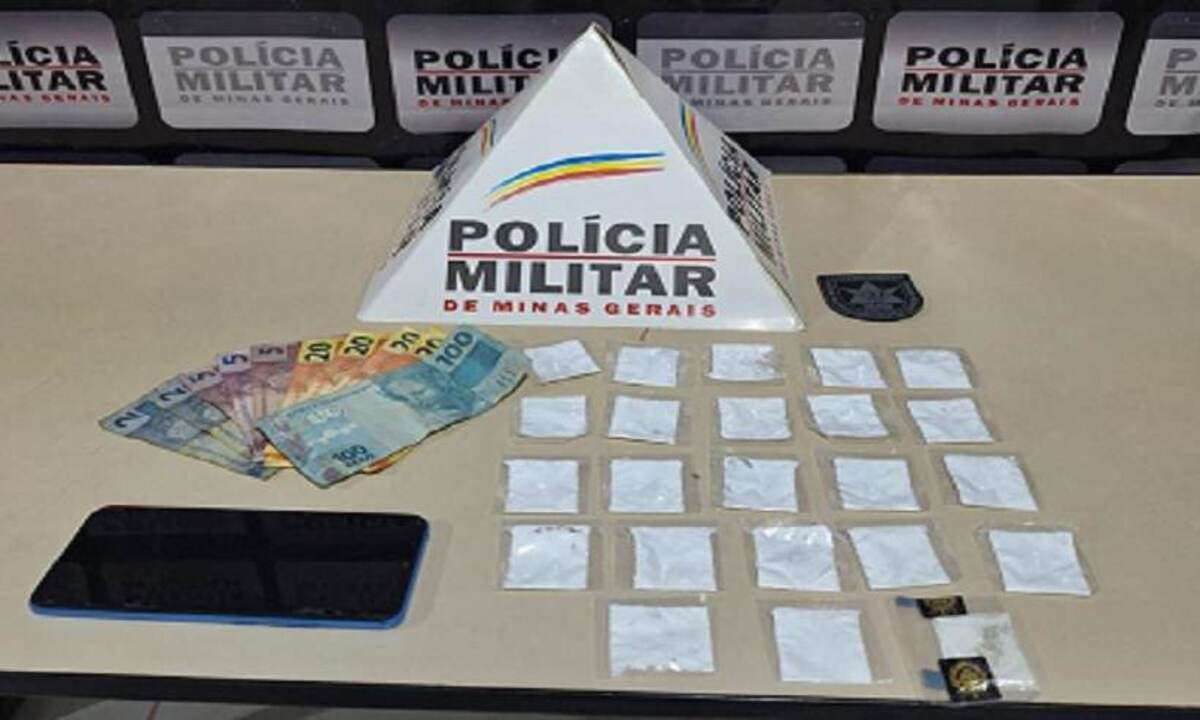 Papelotes de cocaína, dinheiro e celular, exclusivo para negócios do tráfico, apreendidos -  (crédito: PMMG)