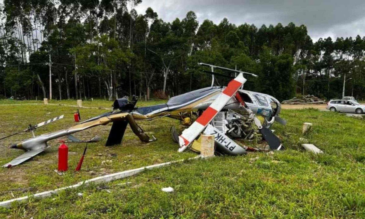 Cinco pessoas estavam a bordo e duas ficaram feridas -  (crédito: Corpo de Bombeiros/Divulgação)