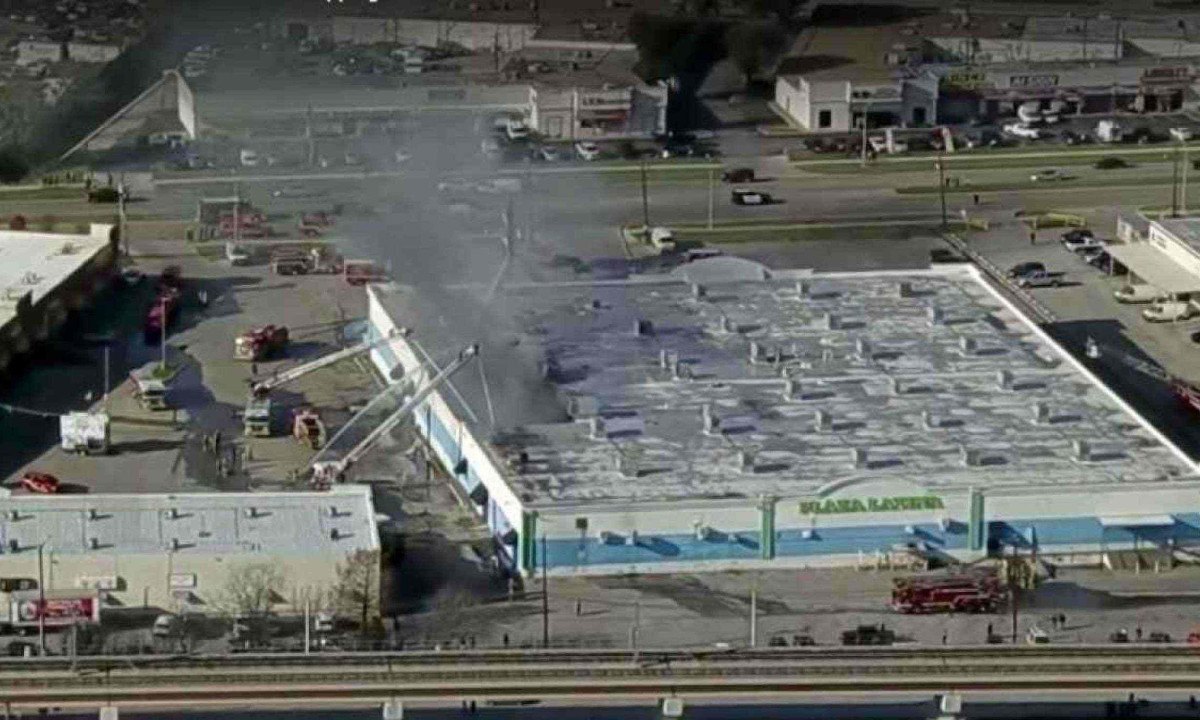 O fogo começou na manhã desta sexta-feira (3) no shopping center Plaza Latina Bazaar -  (crédito: Divulgação/vídeo/WFAA)