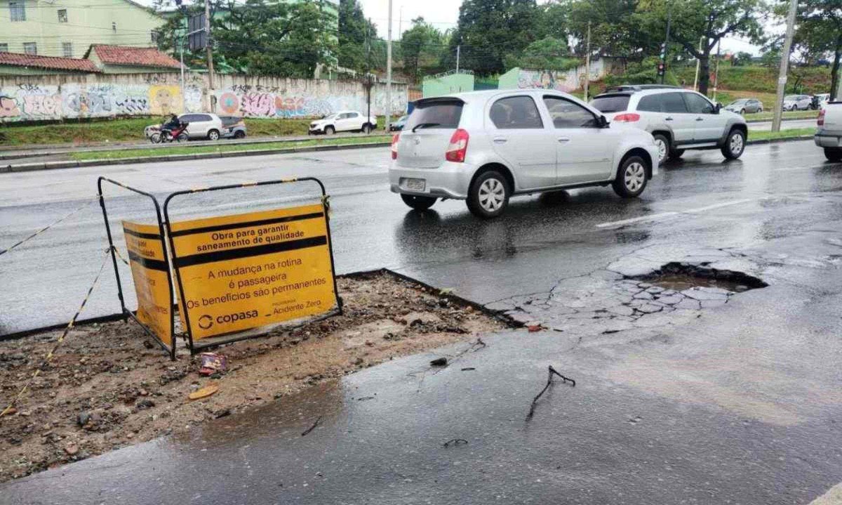 Parte da pista está bloqueada na Avenida Antônio Carlos, em Belo Horizonte, em razão da obra -  (crédito: Melissa Souza/EM/D.A Press)