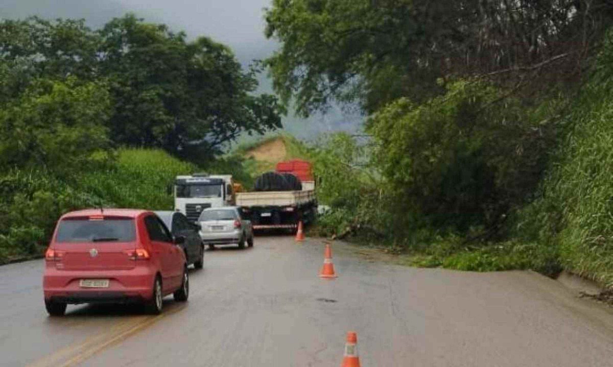 Queda de barranco provoca fluxo lento emCoronel Fabriciano, no Vale do Rio Doce de Minas Gerais -  (crédito: Polícia Rodoviária Federal)